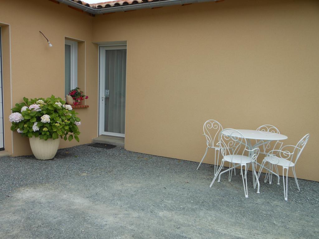 Chambre D'hôtes La Basse Gougeonnière Neuvy-en-Mauges Exterior foto